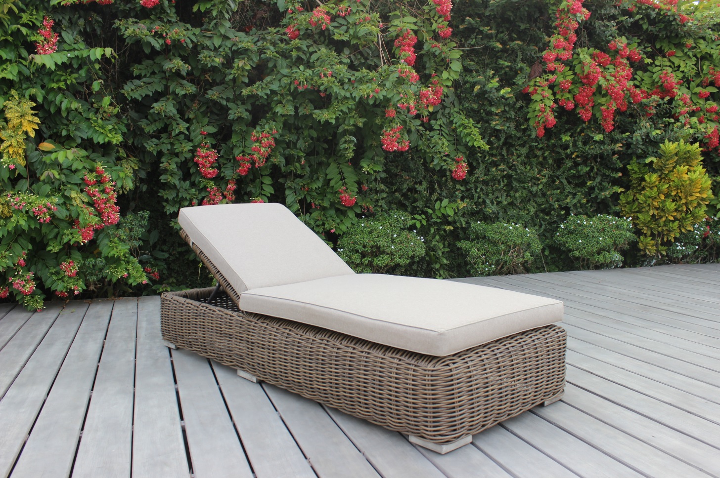belvedere chaise lounge – linen champagne product image