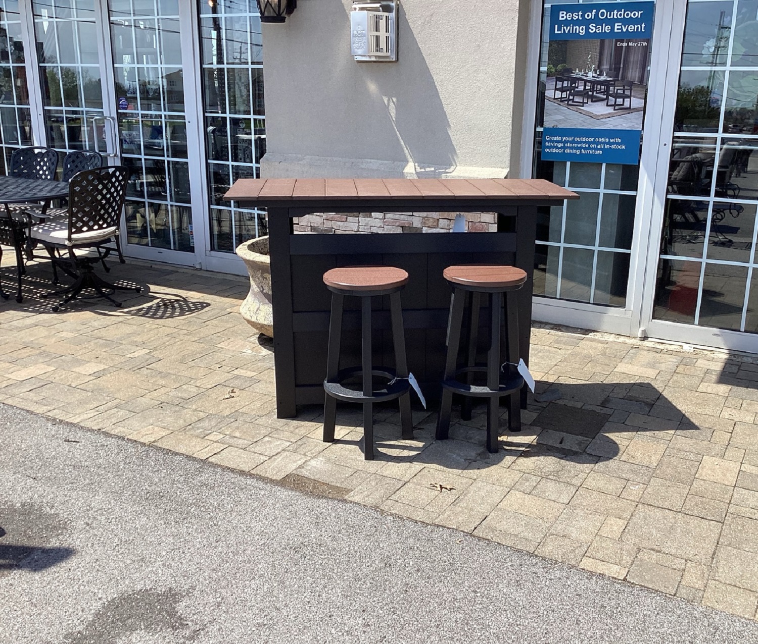 cascade bar with 2 barstools